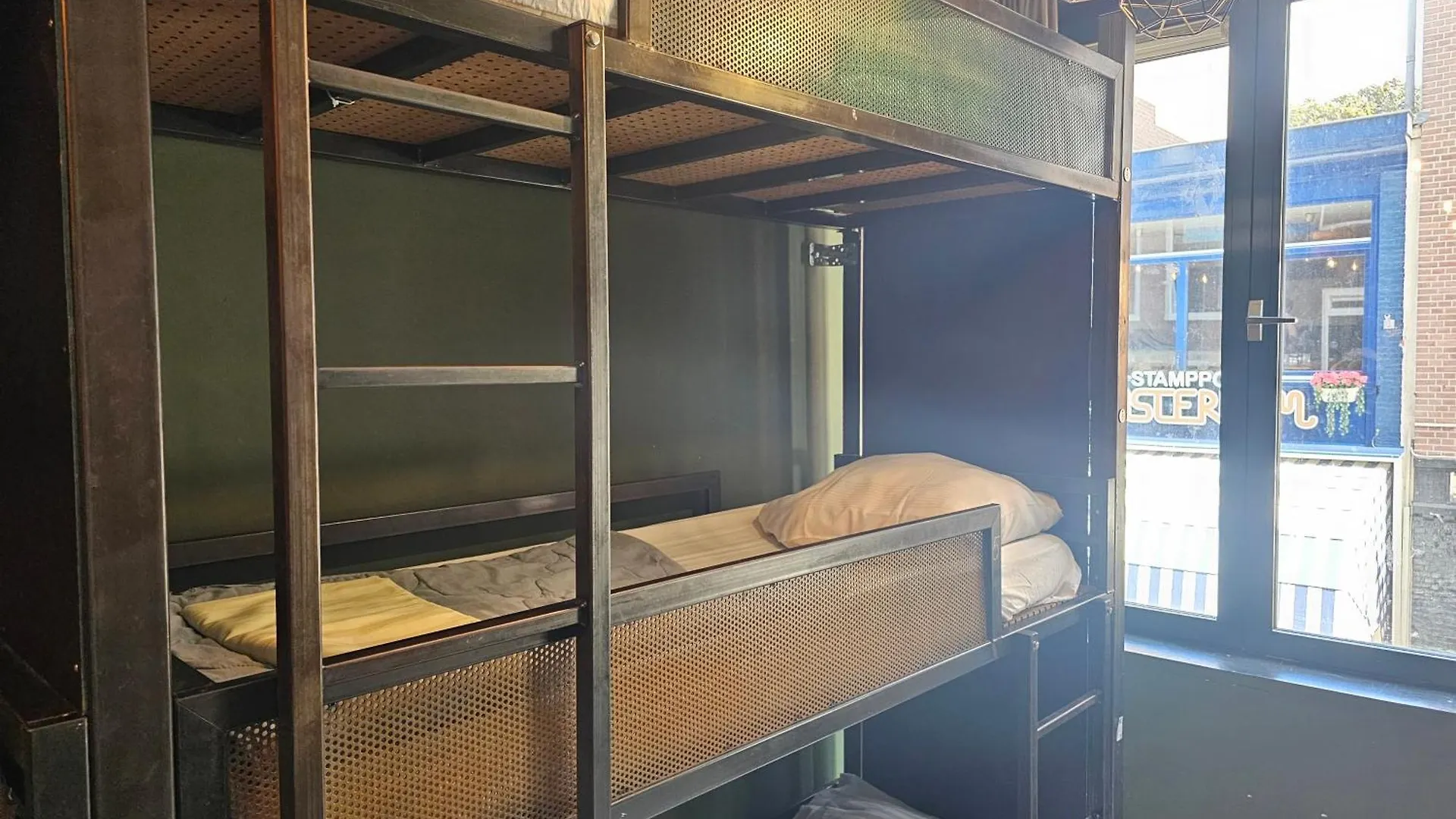 Crossroads Hostel Amsterdam